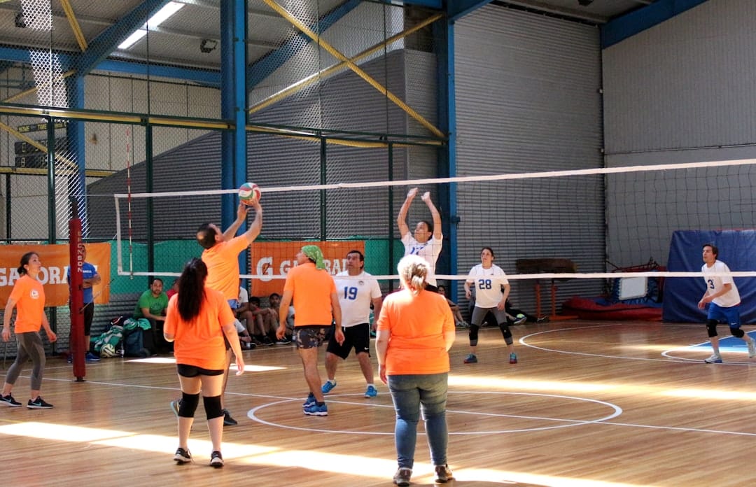 Kapalı spor salonunda voleybol maçı yapan sporcular