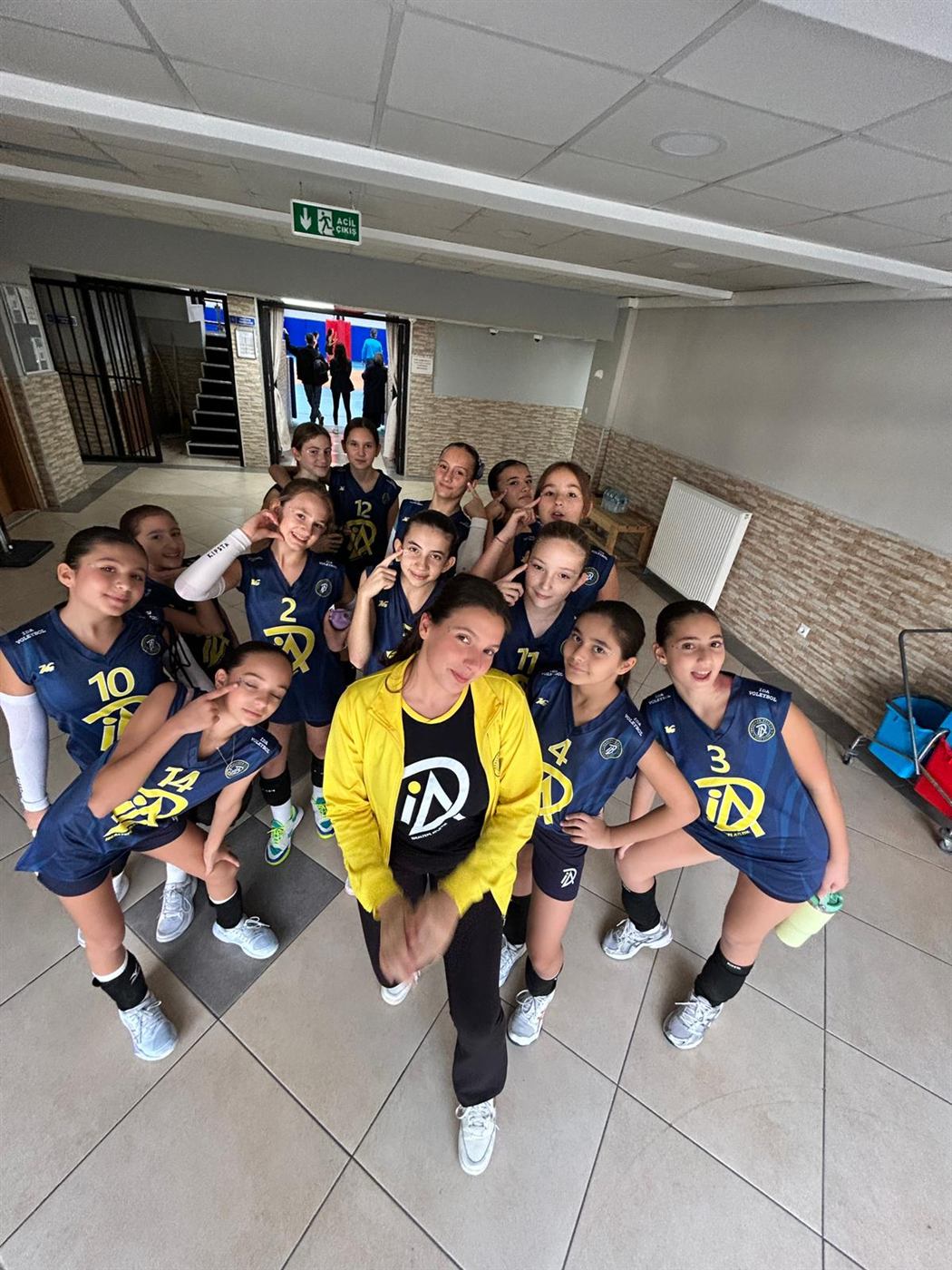 İDA Voleybol antrenörü ve sporcuları kamp alanında