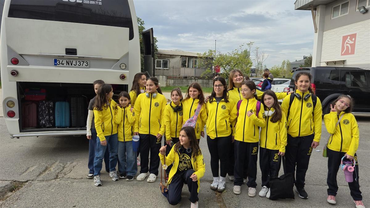 İDA Voleybol kamp ekibi otobüs yolculuğunda