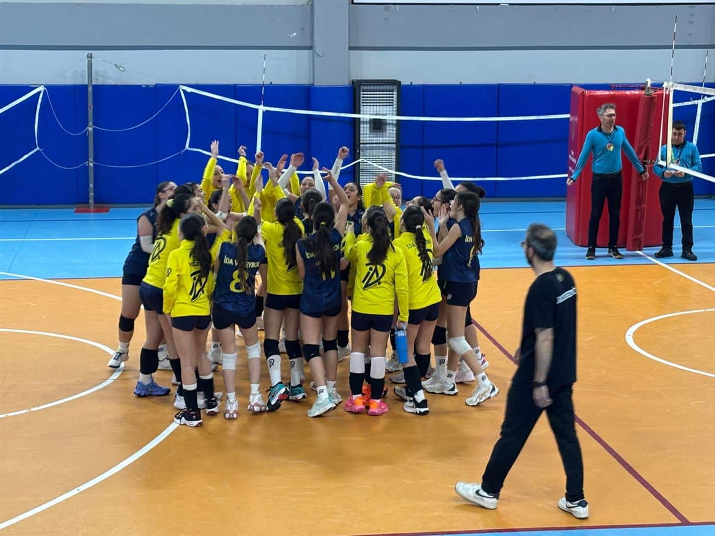 İDA Voleybol sporcuları maç sonrası kutlama yaparken