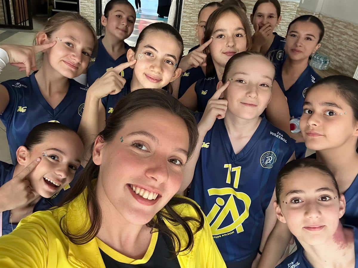 İDA Voleybol sporcuları ve antrenörü takım selfiesinde