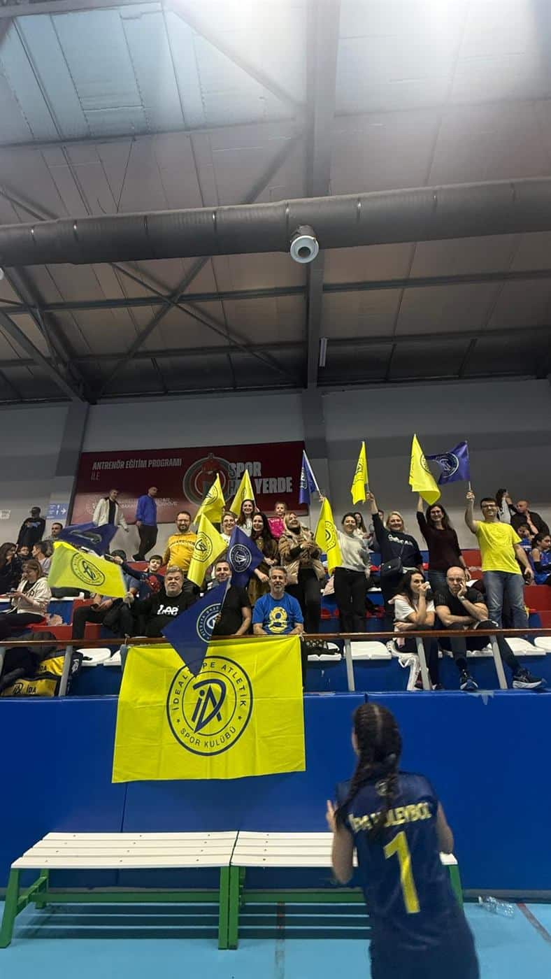 İDA Voleybol sporcularına tribün desteği